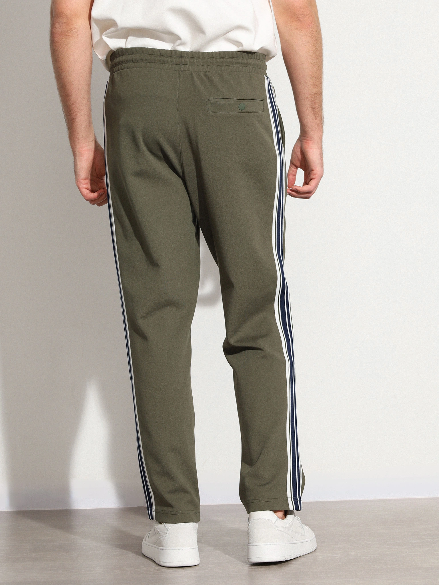 Брюки трикотажные зеленого цвета с лампасами из смесового хлопка